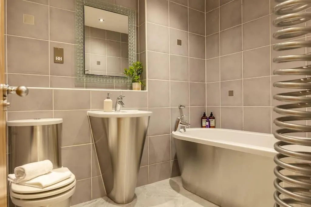 Elegant City Centre Apartment 2 Bedroom With Free Parking Κάρντιφ 0*,